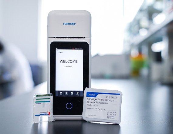 Blood gas and electrolyte analyzer